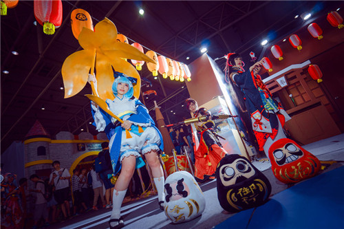 7月15日-7月18日,在广州萤火虫动漫游戏嘉年华,巨型章鱼石距"入侵"